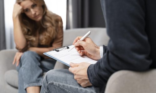 terapeuta-de-hombre-de-tiro-medio-tomando-notas-cerca-de-la-mujer